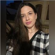 Profesora de Inglés que imparte clases a niños de primaria